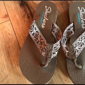 Flip flops skechers worn once size 9